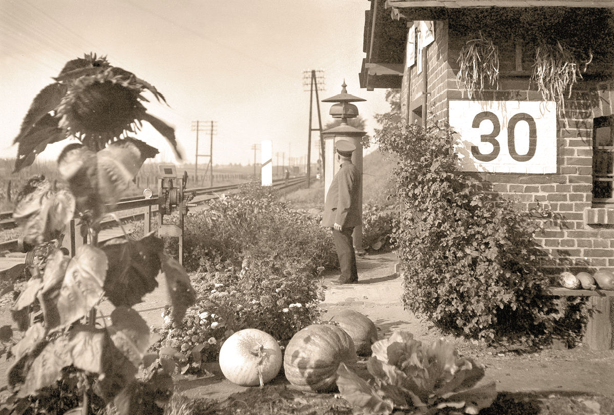 Schrankenwärter 1932; weil das Einkommen damals so gering war, versorgten sich viele aus dem Gemüsegarten