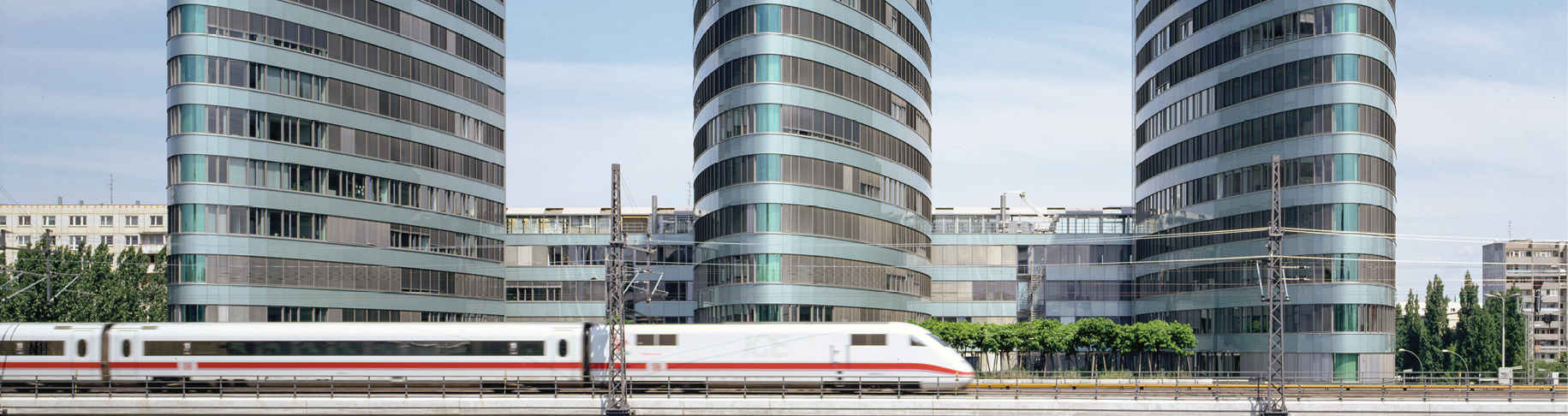 Berlin 1998 – ICE auf der Stadtbahnstrecke zwischen den Bahnhöfen Ostbahnhof und Jannowitzbrücke vor dem Trias-Gebäude (rechts ehemaliger Sitz der Konzernleitung der DB AG)