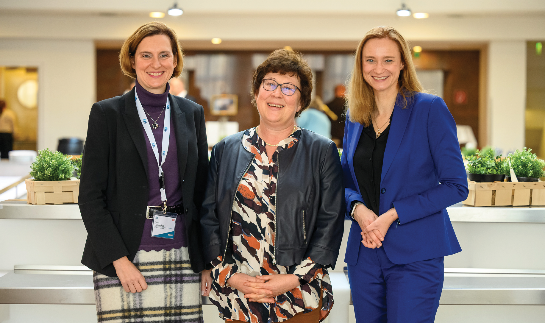 Gastgeberin Sylke Schmidt mit Dorothee Martin (rechts, SPD) und Claudia Dingethal (links, DB Training)