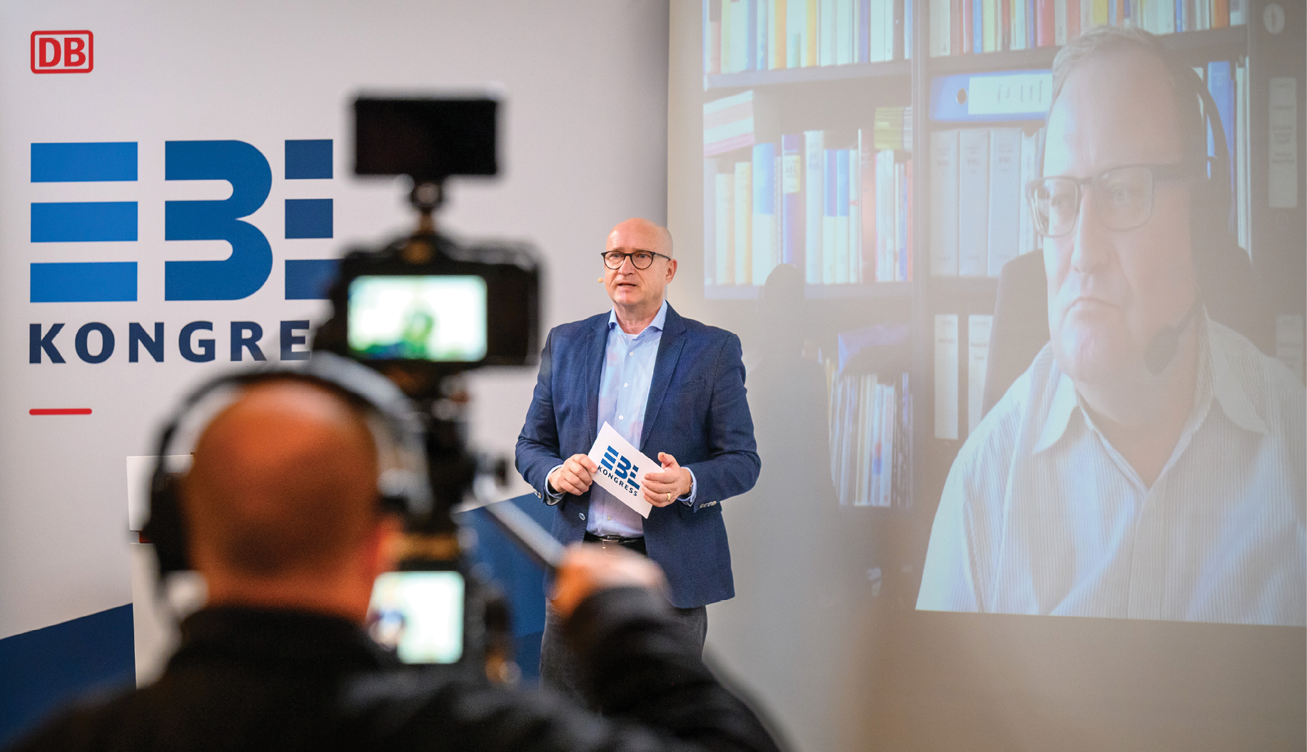 Moderator Thomas Hösterey führte Präsenz- und Online-Teilnehmende durch das Programm. Rechts im Bild: Prof. Frank Zwanziger (DB Netz AG)
