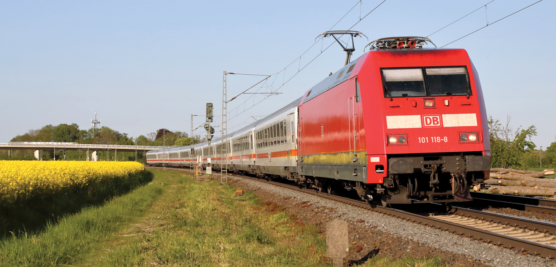 Die Einsätze der klassischen lokbespannten IC-Garnituren gehen langsam zurück: IC 140 von Berlin nach Amsterdam bei Haste zwischen Hannover und Minden, Mai 2022