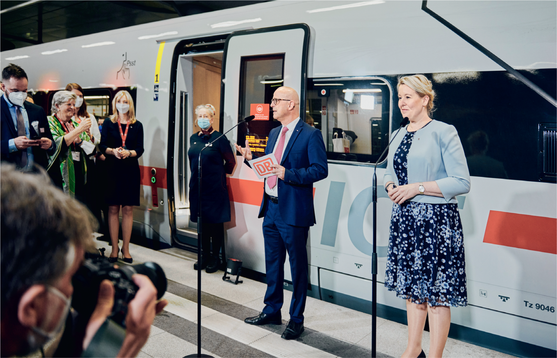 Die Regierende Bürgermeisterin von Berlin Franziska Giffey und DB-Personalvorstand Martin Seiler begrüßen den Female ICE am Berliner Hauptbahnhof