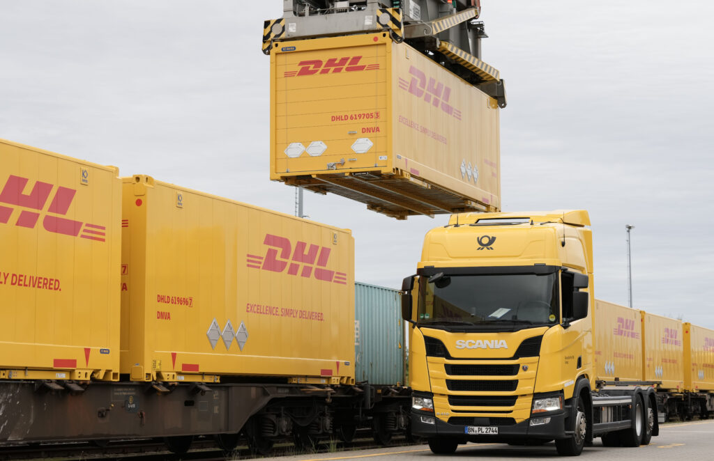 Verladung von DHL-Containern in einem DB-Güterterminal bei Berlin (Foto: DB AG/Oliver Lang)