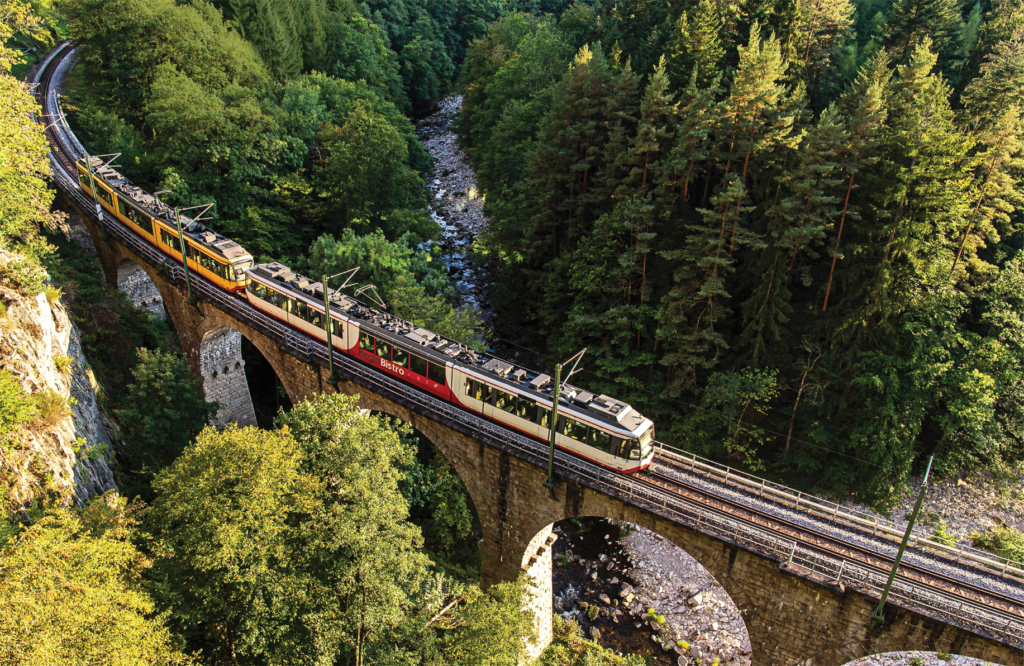 Zwei-System-Fahrzeuge der AVG überfahren die Tennetschlucht bei Forbach (Foto: AVG)