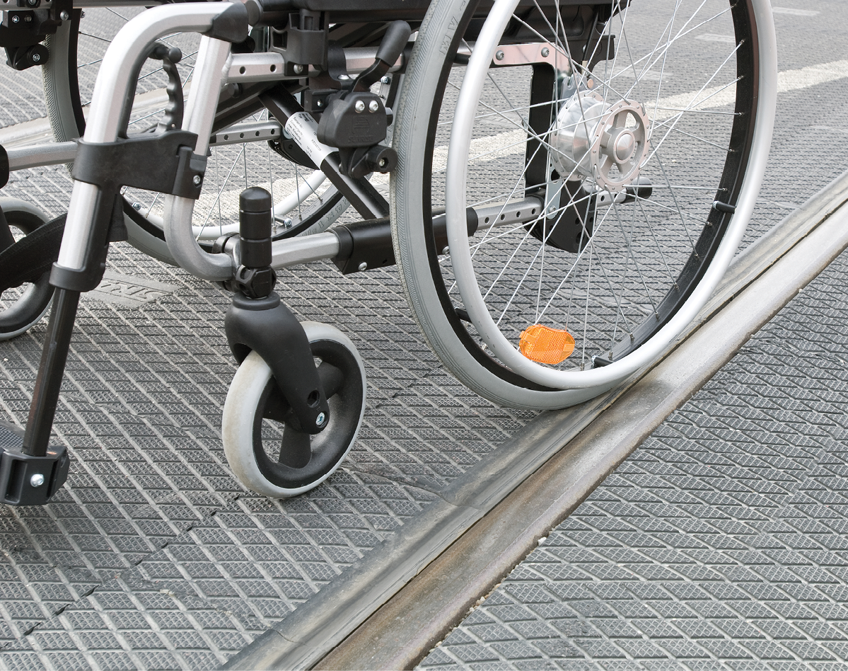 Mit veloSTRAIL können sowohl Zweirad- als auch Rollstuhlfahrende und Personen mit Kinderwägen Bahnübergänge ungehindert passieren (Foto: KRAIBURG STRAIL GmbH & Co. KG)