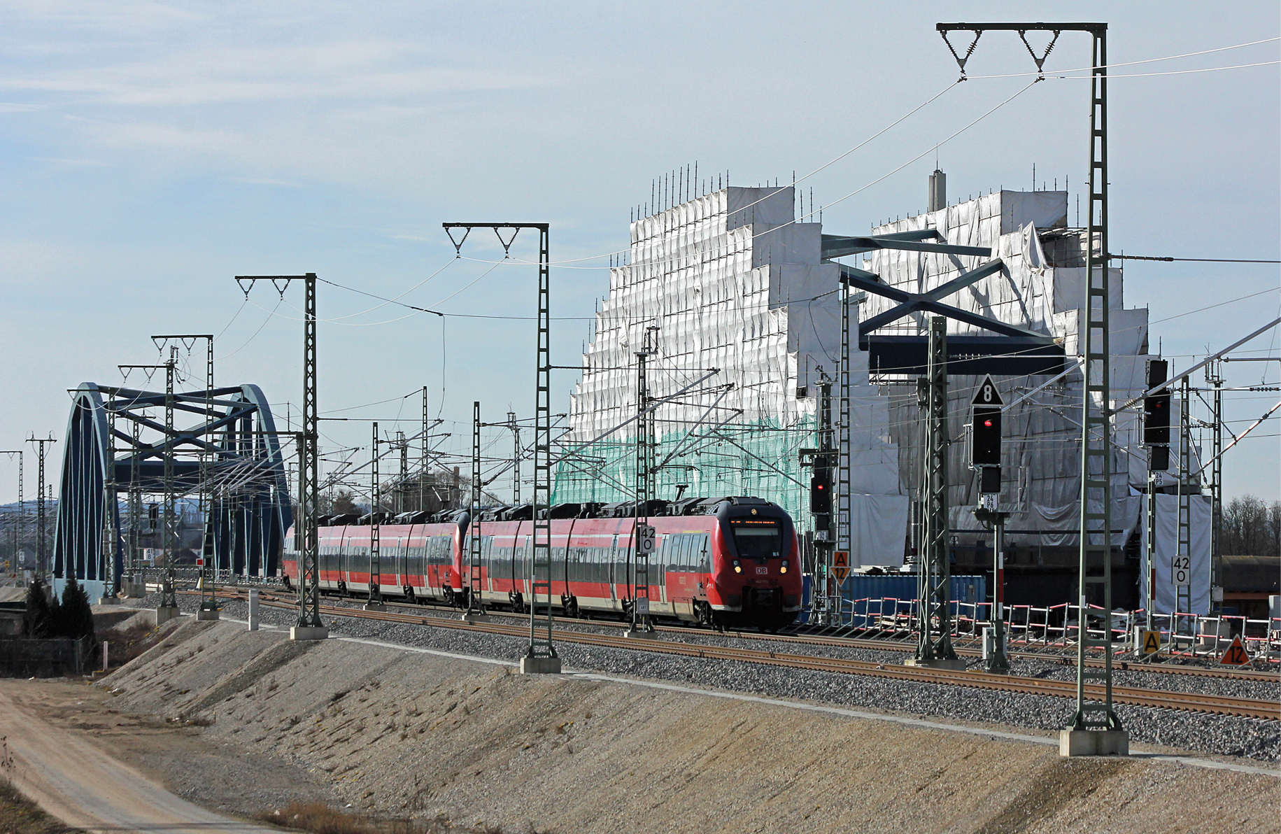 Eine noch verhüllte Eisenbahnbrücke bei Forchheim vor dem Einbau