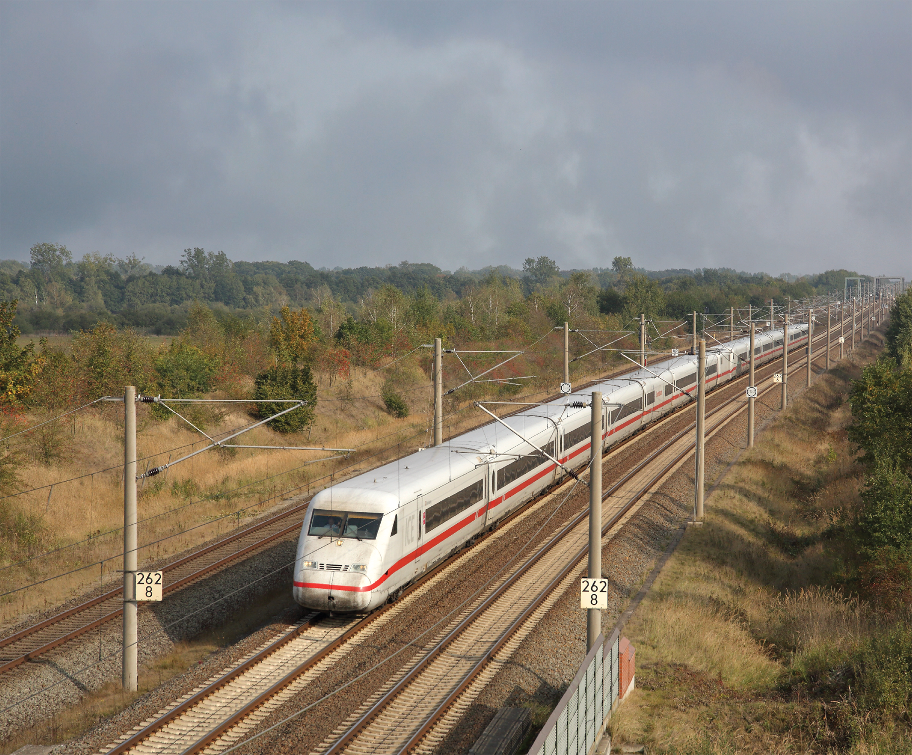 ICE-2-Doppelgarnitur als ICE 548/558 auf dem Weg Richtung Hannover kurz vor Oebisfelde, Oktober 2016; links das Gleis der Lehrter Stammbahn