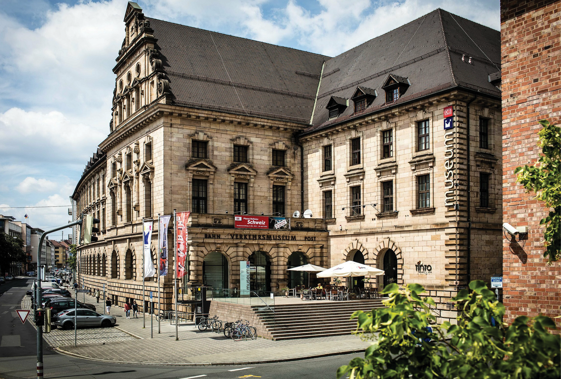 Das im Jahr 1882 gegründete DB Museum ist das älteste Eisenbahnmuseum der Welt. Rund 200.000 Gäste jährlich besuchen das Stammhaus in Nürnberg und die Außenstellen in Koblenz und Halle (Saale)