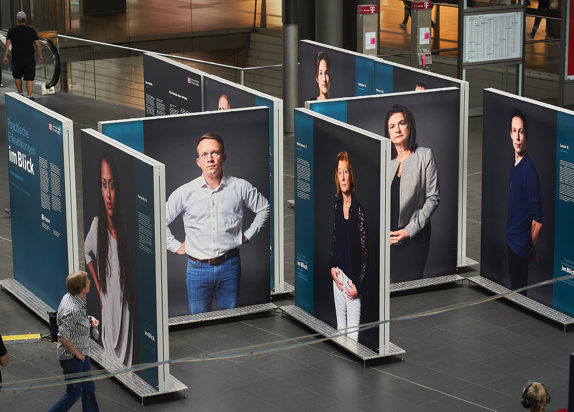 Im Herbst 2022 zeigt die Deutsche Bahn Stiftung die Ausstellung „Psychische Erkrankungen im Blick“ der Fotografin Herlinde Koelbl an mehreren deutschen Bahnhöfen