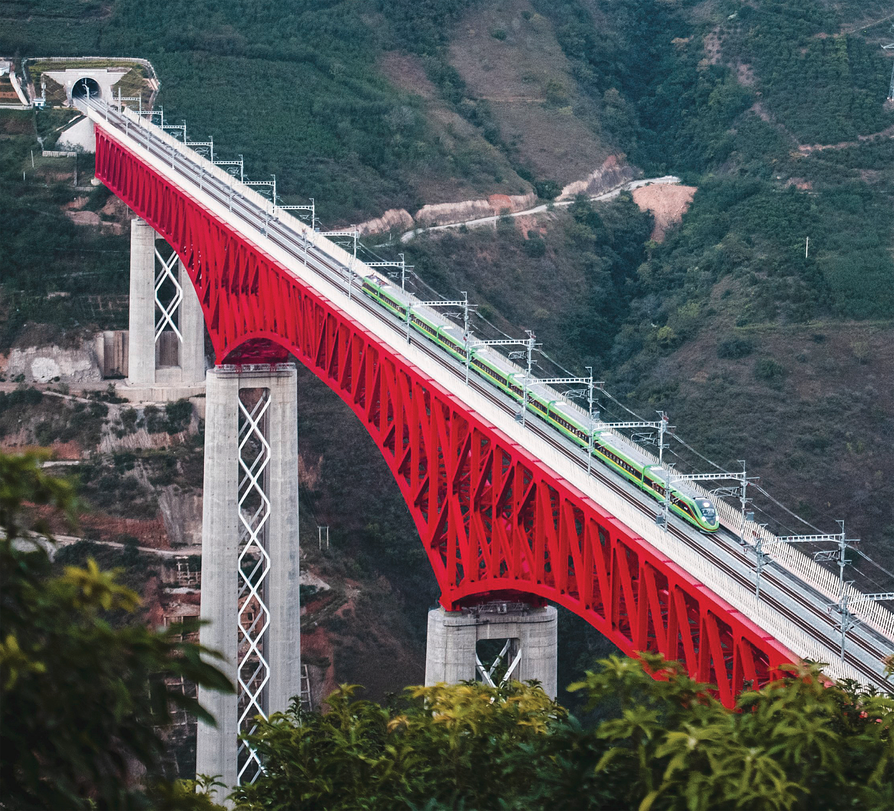 Zugverkehr auf der Grenzbrücke zwischen Laos und China