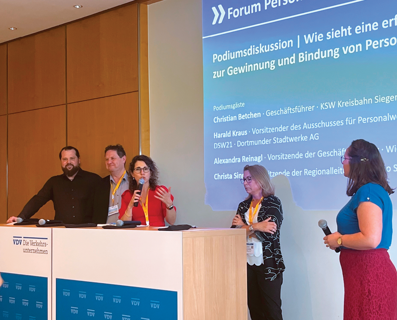 Beim Forum Personal und Bildung auf der VDV-Jahrestagung diskutierte Monique Heimann (VDV-Akademie, rechts) mit Alexandra Reinagl (Wiener Linien), Christa Singer (DB Regio), Harald Kraus (VDV/Dortmunder Stadtwerke) und Christian Betchen (Kreisbahn Siegen-Wittgenstein)