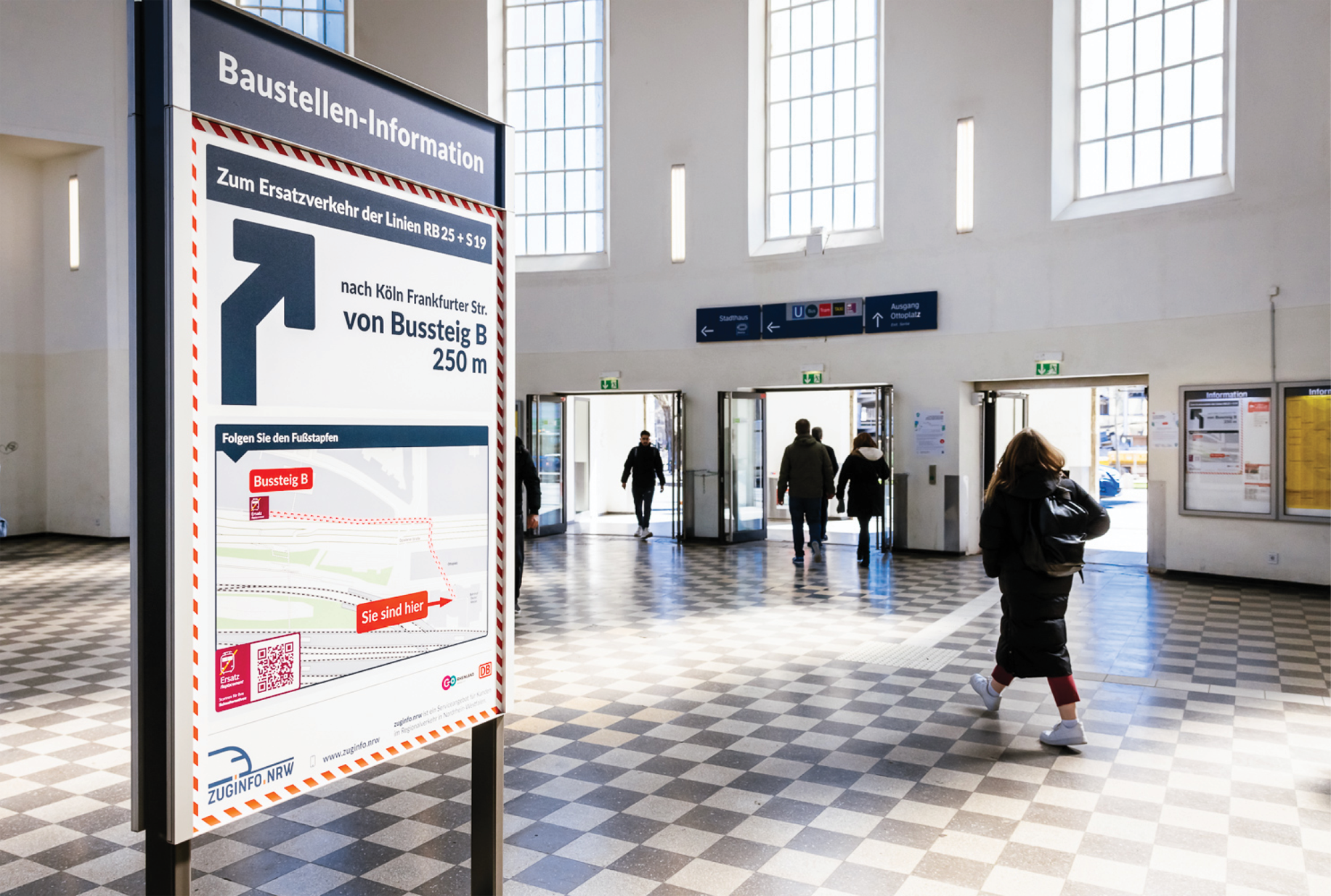 Infostele am Bahnhof Deutz mit Hinweis auf den Ersatzverkehr