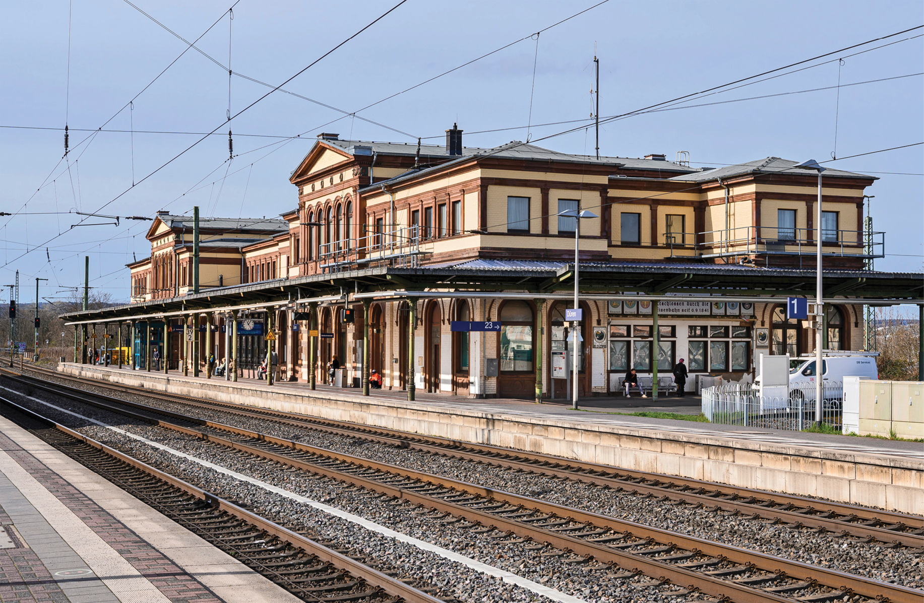 Saniertes Empfangsgebäude des Bahnhofs Düren