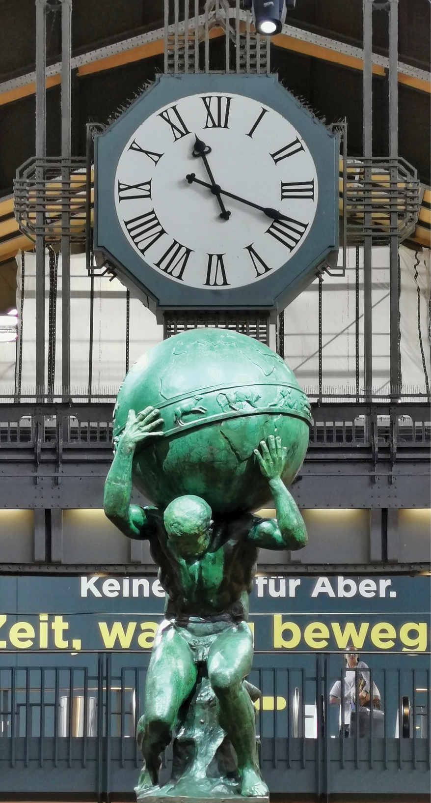 Restaurierte Atlas-Skulptur im Bahnhofsgebäude