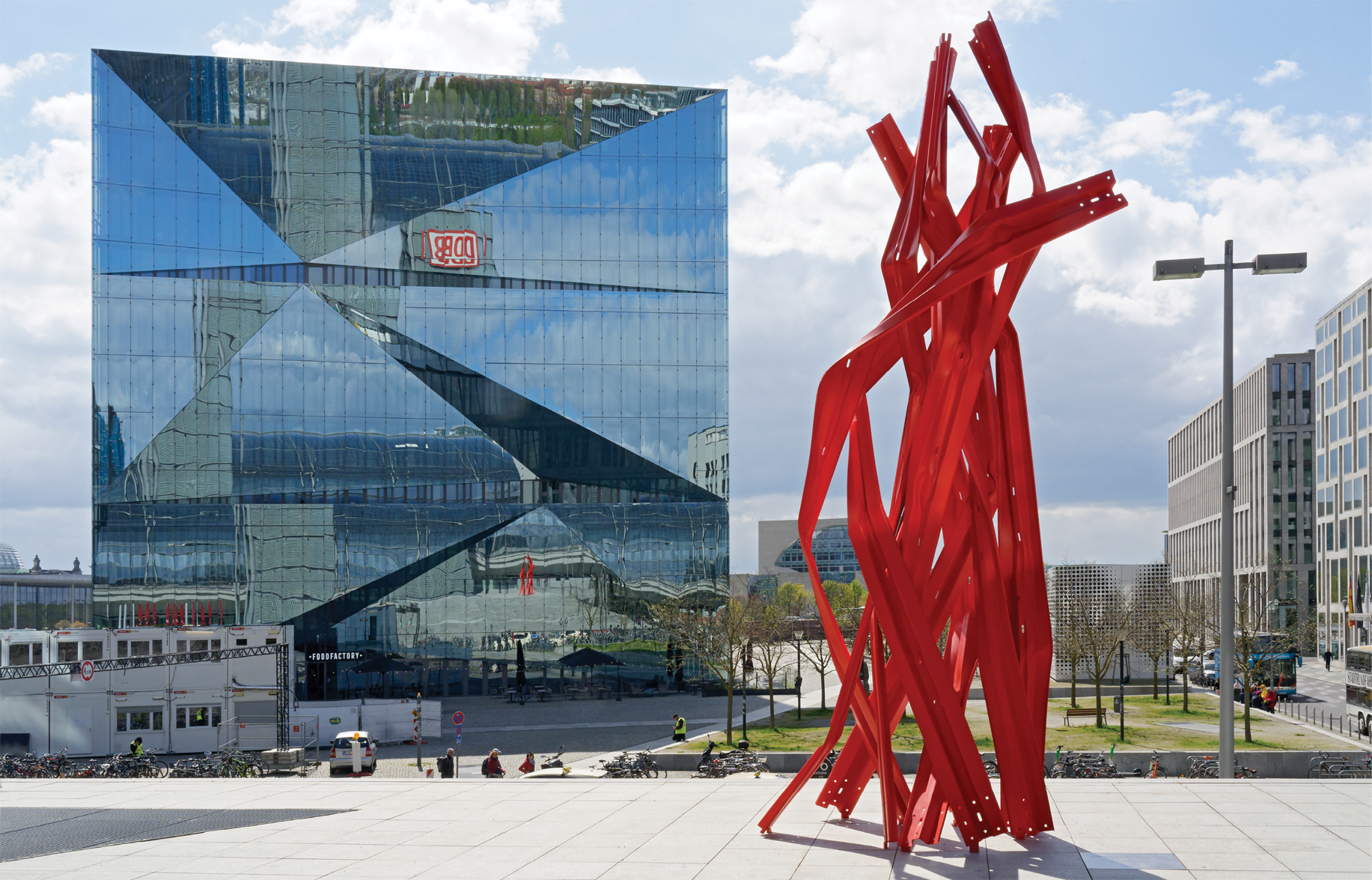 Skulptur „Vertical Highways“ vor dem Berliner Hauptbahnhof