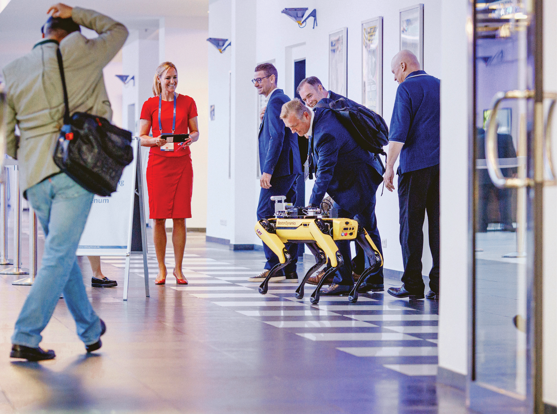Ließ sich streicheln, nahm aber keine Leckerlis an: Ein Robodog von Boston Dynamics drehte seine Runden durch die Konferenzräumlichkeiten des Berliner Estrel Hotels