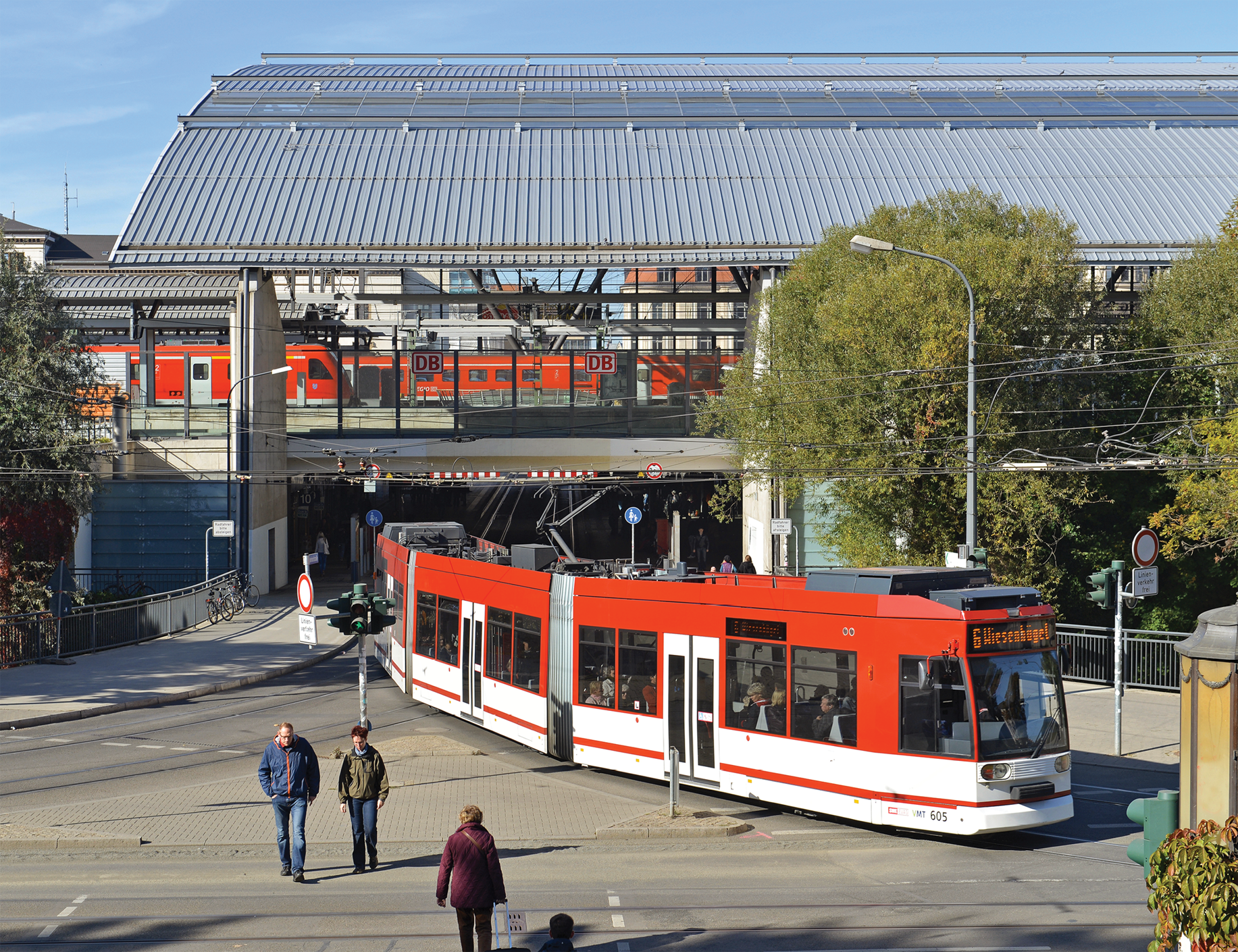 Tram vor dem Erfurter Hauptbahnhof