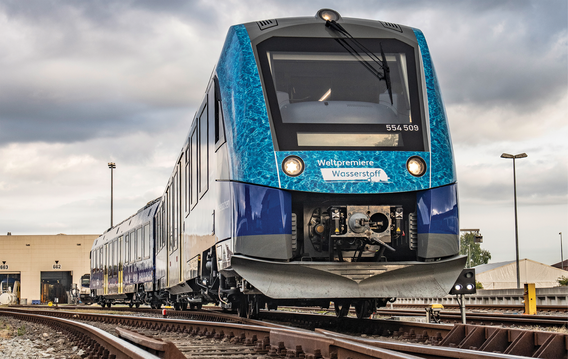 Wasserstoffzug Coradia iLint vor Schienenfahrzeugtechnik-Werkstatt der EVB