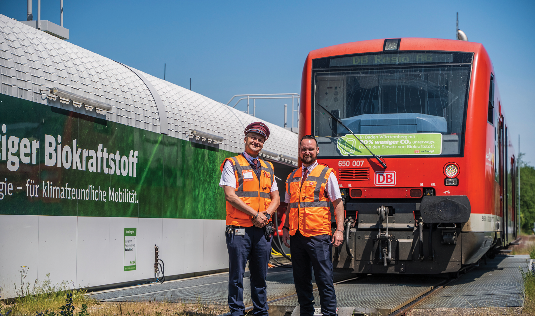 Pascal Vonier und Manuel Gebhard vor einer Baureihe 650 an der Tankstelle Aulendorf