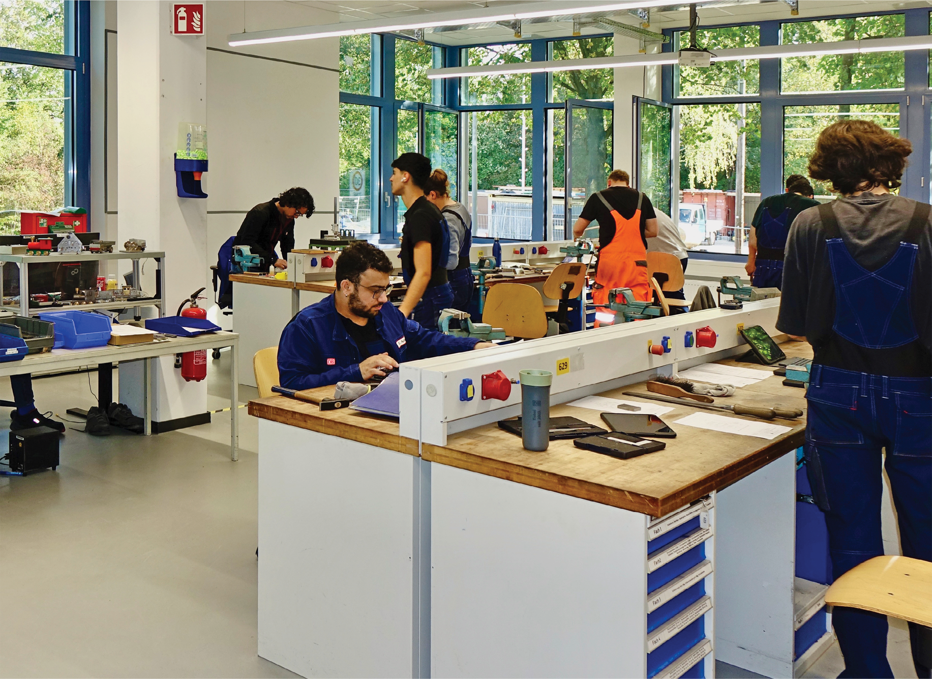 Auszubildende im ersten Lehrjahr in der Mechatronik-Werkstatt in München