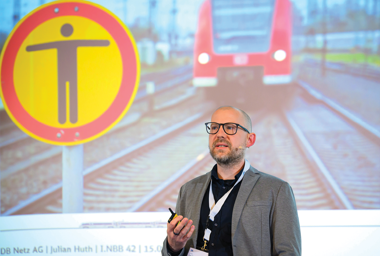 Julian Huth informierte über den Stand der Weiterentwicklung der Fahrdienstvorschrift