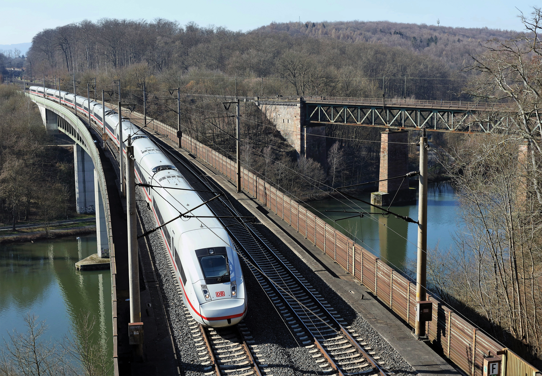 Ein ICE 4 passiert die Fuldatalbrücke auf der Schnellfahrstrecke Hannover-Würzburg