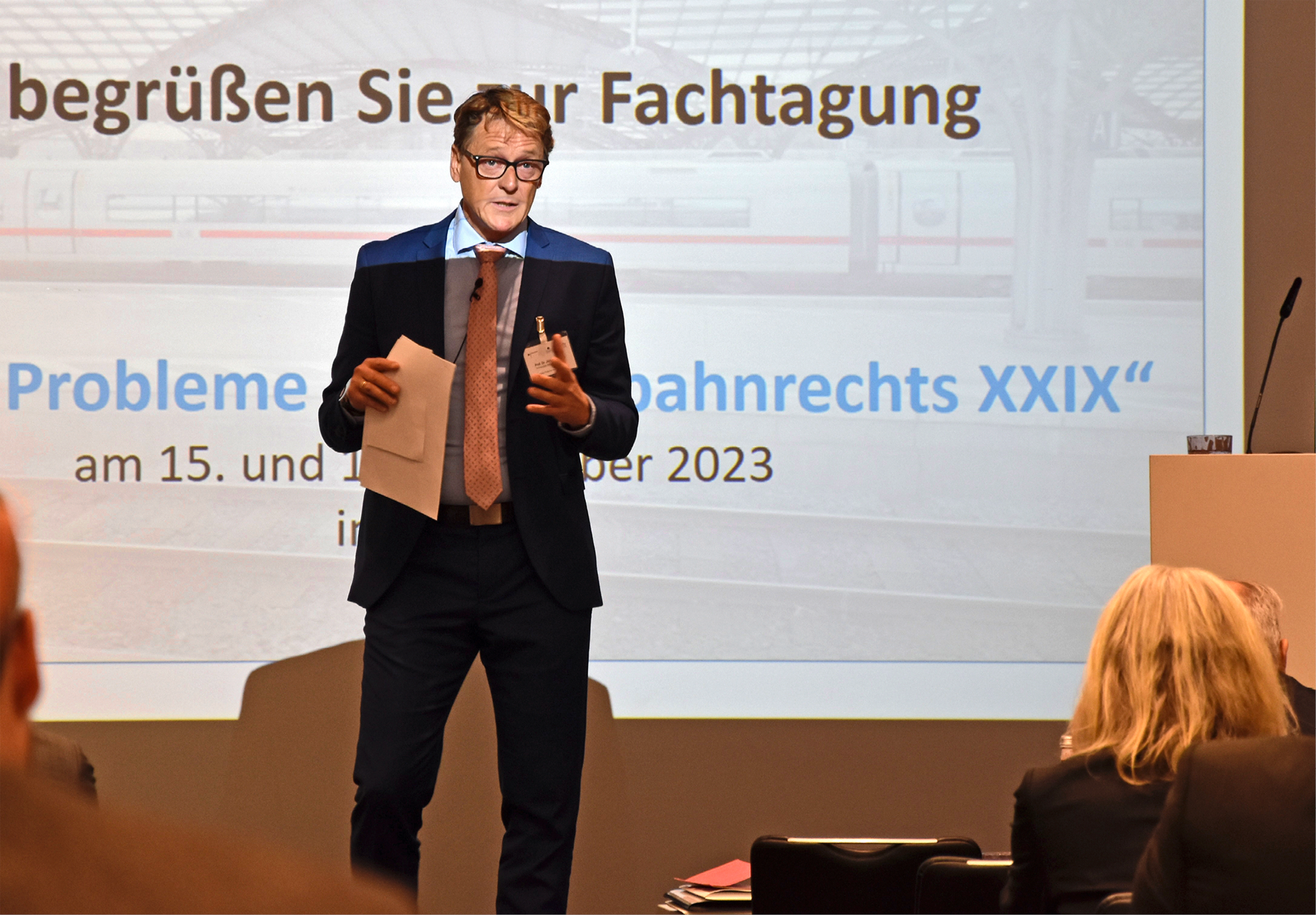 Prof. Jürgen Kühling von der Uni Regensburg stellt das Sektorgutachten Bahn der Monopolkommission vor