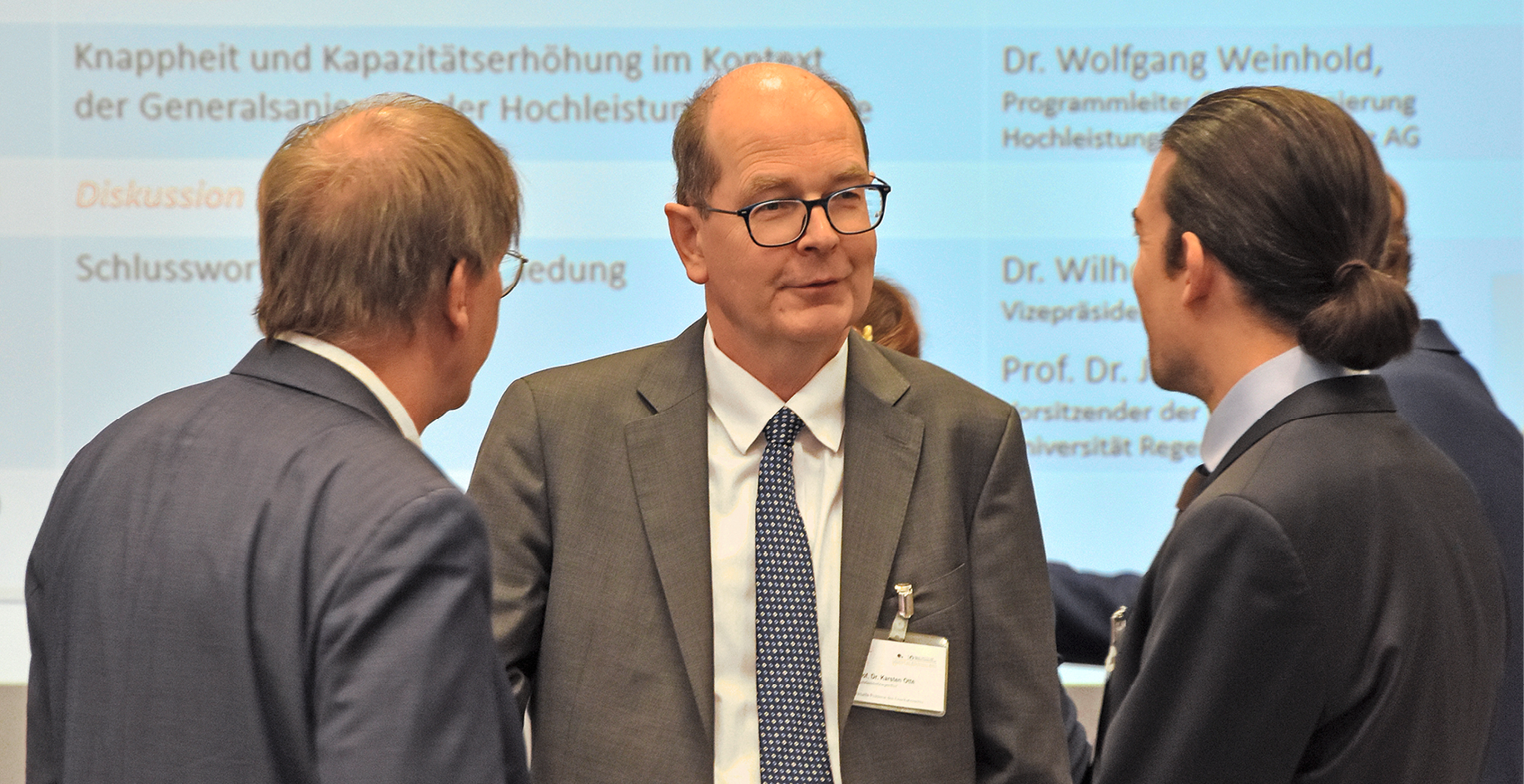 Konferenz-Moderatoren Prof. Karsten Otte (Mitte) und Dr. Axel Müller (li.) im Gespräch mit Jörg Maas, alle von der Bundesnetzagentur