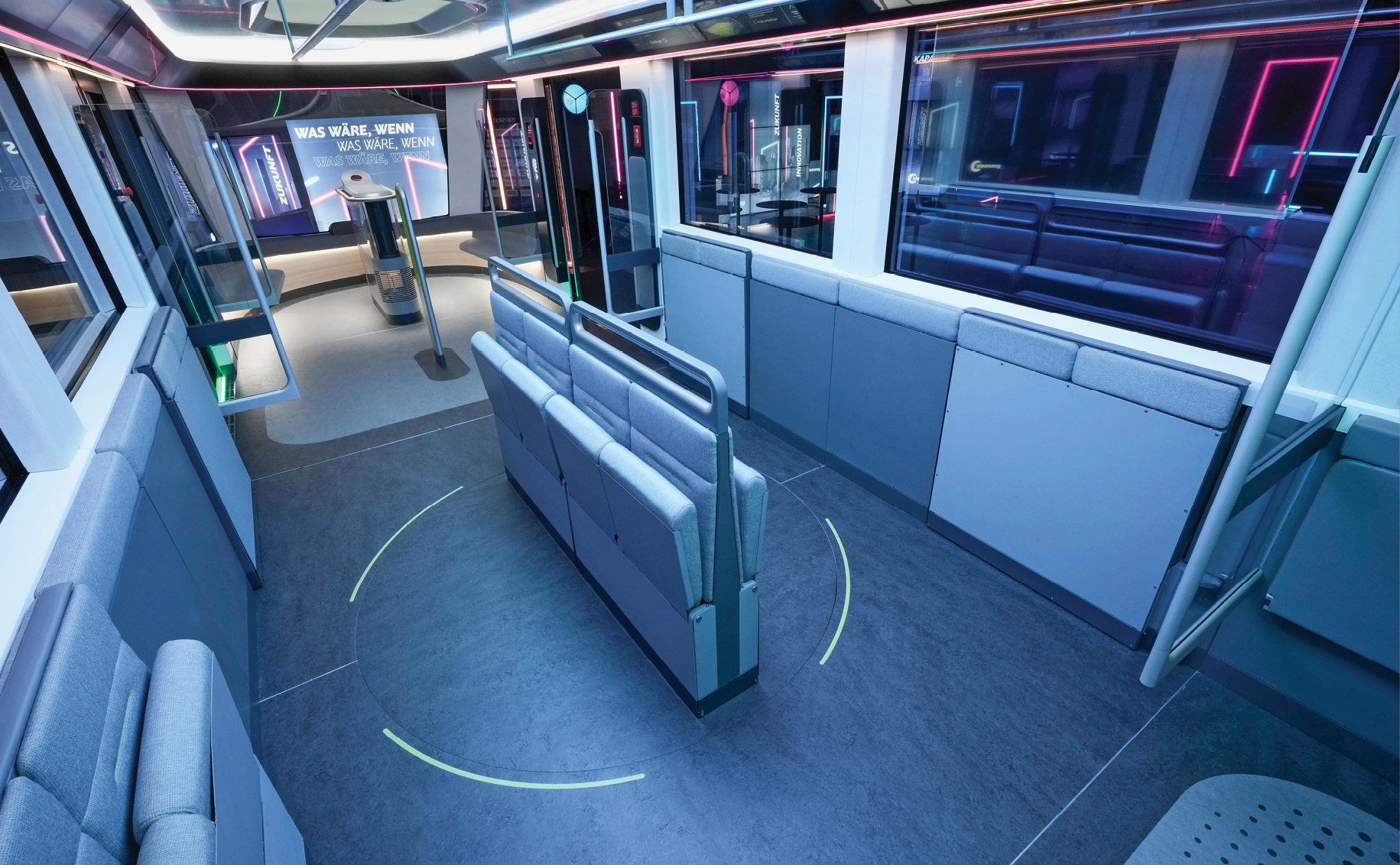 Mehr Kapazität auf Knopfdruck erlebt man im Ideenzug City, dem 1:1-Modell einer künftigen S-Bahn