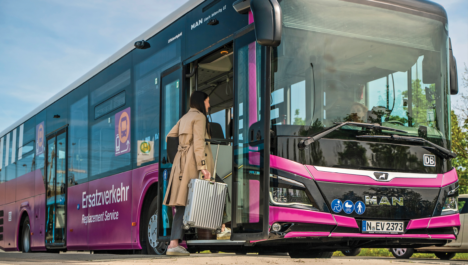Die Busse des neuen Ersatzverkehrs verfügen über WLAN und USB-Ladebuchsen, komfortable Sitze und Sicherheitsgurte