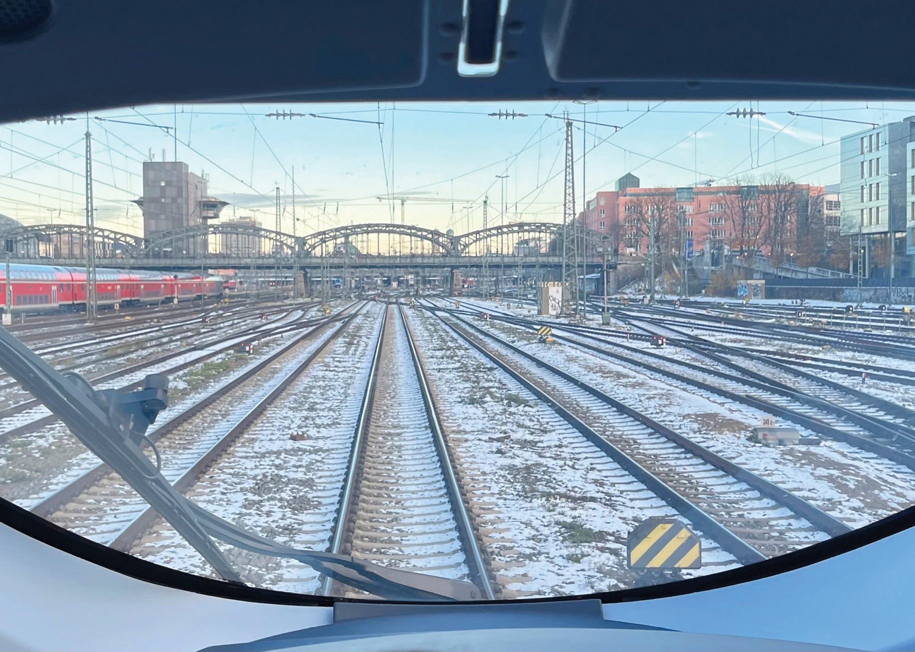 Einfahrt in den Münchener Hbf, Blick aus einem ICE der Baureihe 408