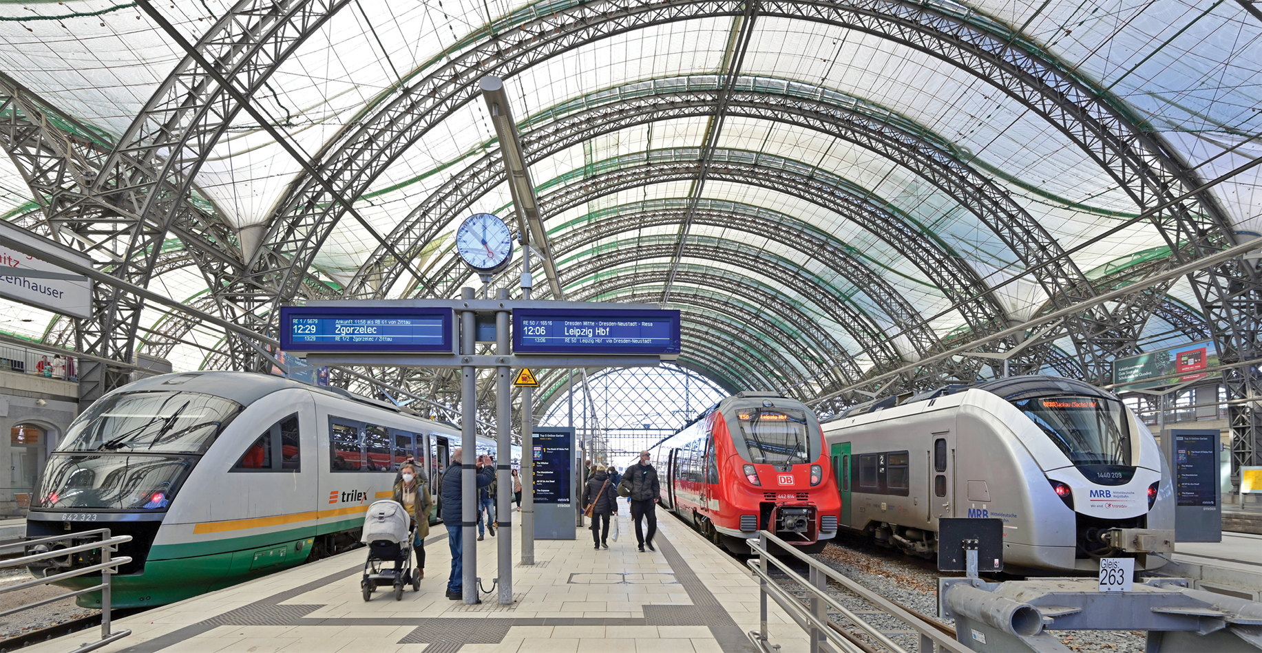 Züge verschiedener EVU im Dresdener Hauptbahnhof: Ein Ergebnis der Bahnreform war die Öffnung des Marktes für den Wettbewerb