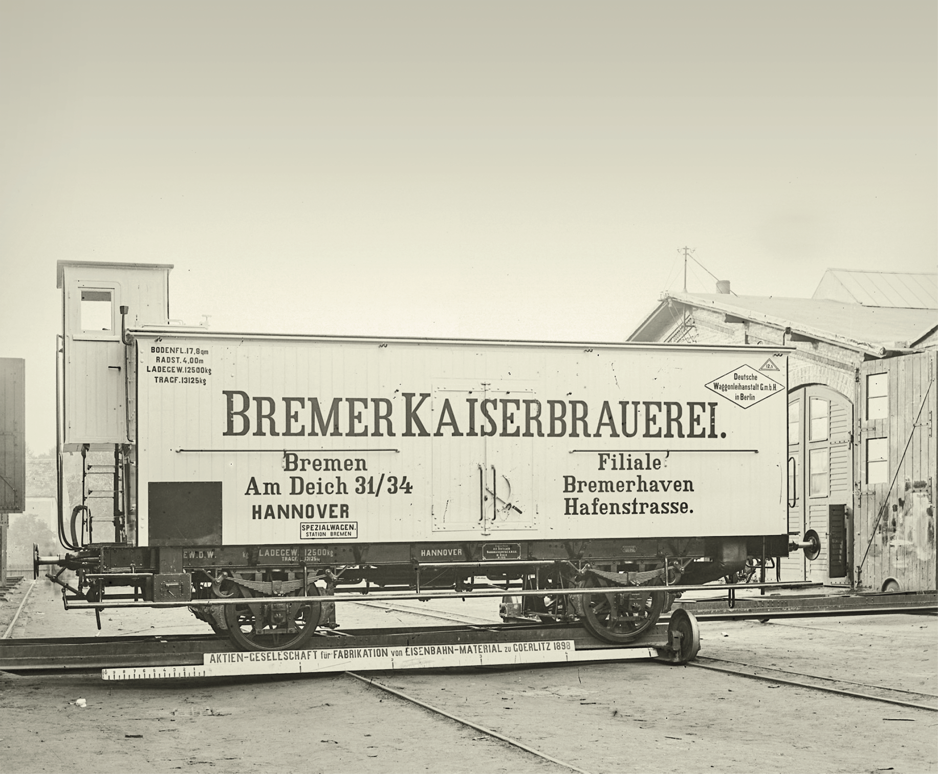 Zweiachsiger Spezialgüterwagen mit Bremserhaus (links im Bild) von 1898