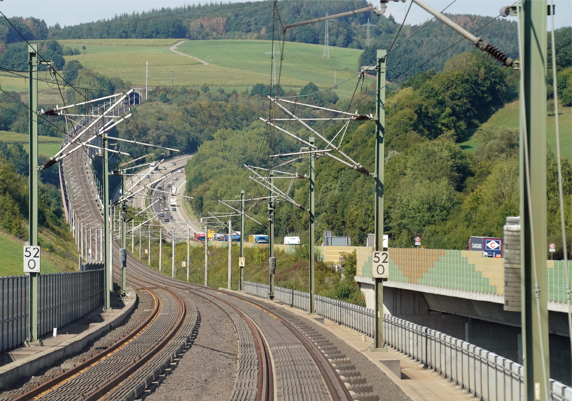 Blick auf die Schnellfahrstrecke Köln–Rhein/Main, ein Infrastrukturprojekt der DSD