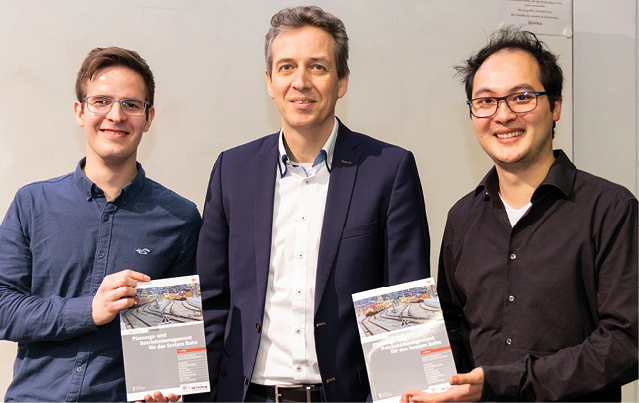 Die EWAC-Preisträger mit Prof. Niels Nießen (Bildmitte) und dem BFV-Fachbuch Planungs- und Betriebsmanagement