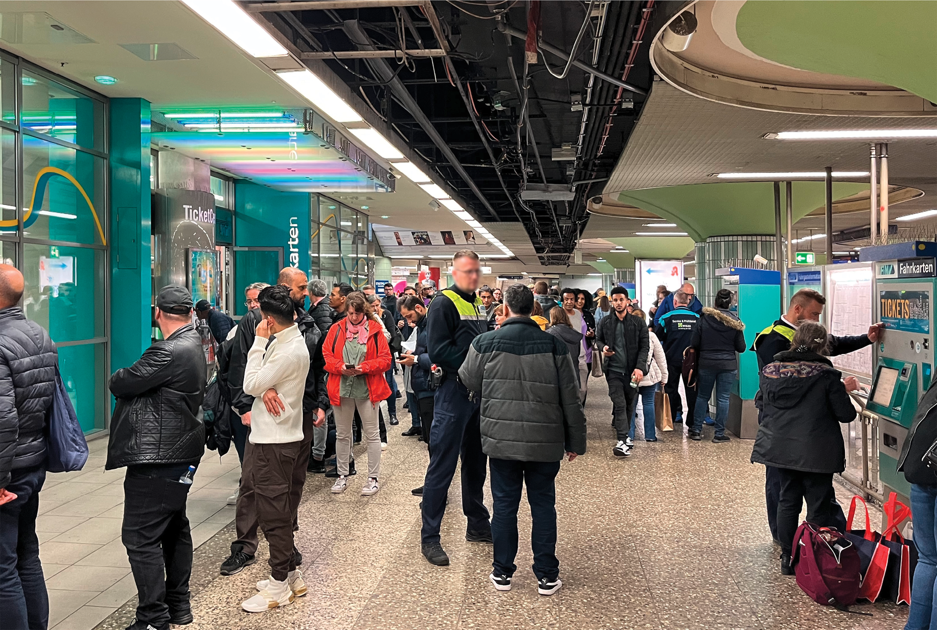 Zum Start des Deutschland-Tickets ein häufiges Bild: Warteschlange vor dem Ticketcenter der VGF an der Frankfurter Hauptwache