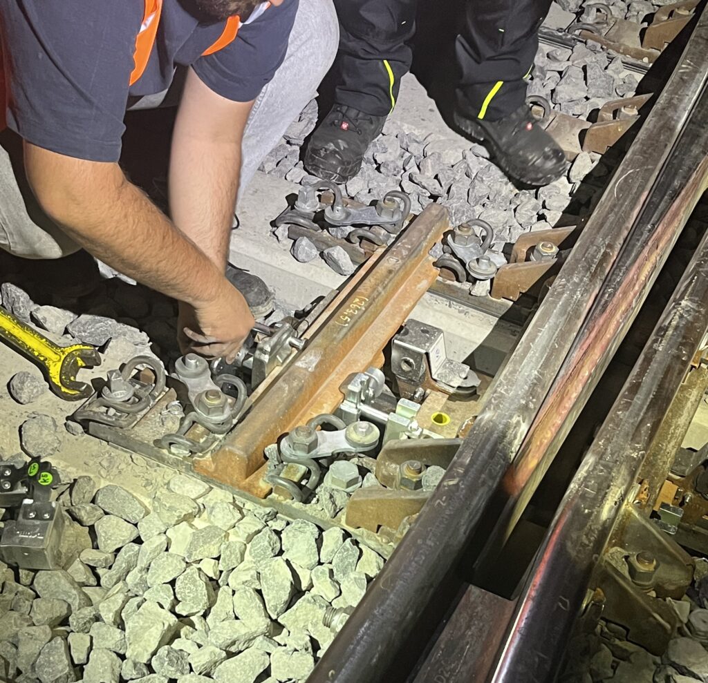 Anbringen des Handverschluss sichert den Fahrweg zur Anschlussbedienung (Foto: Dirk Menne)