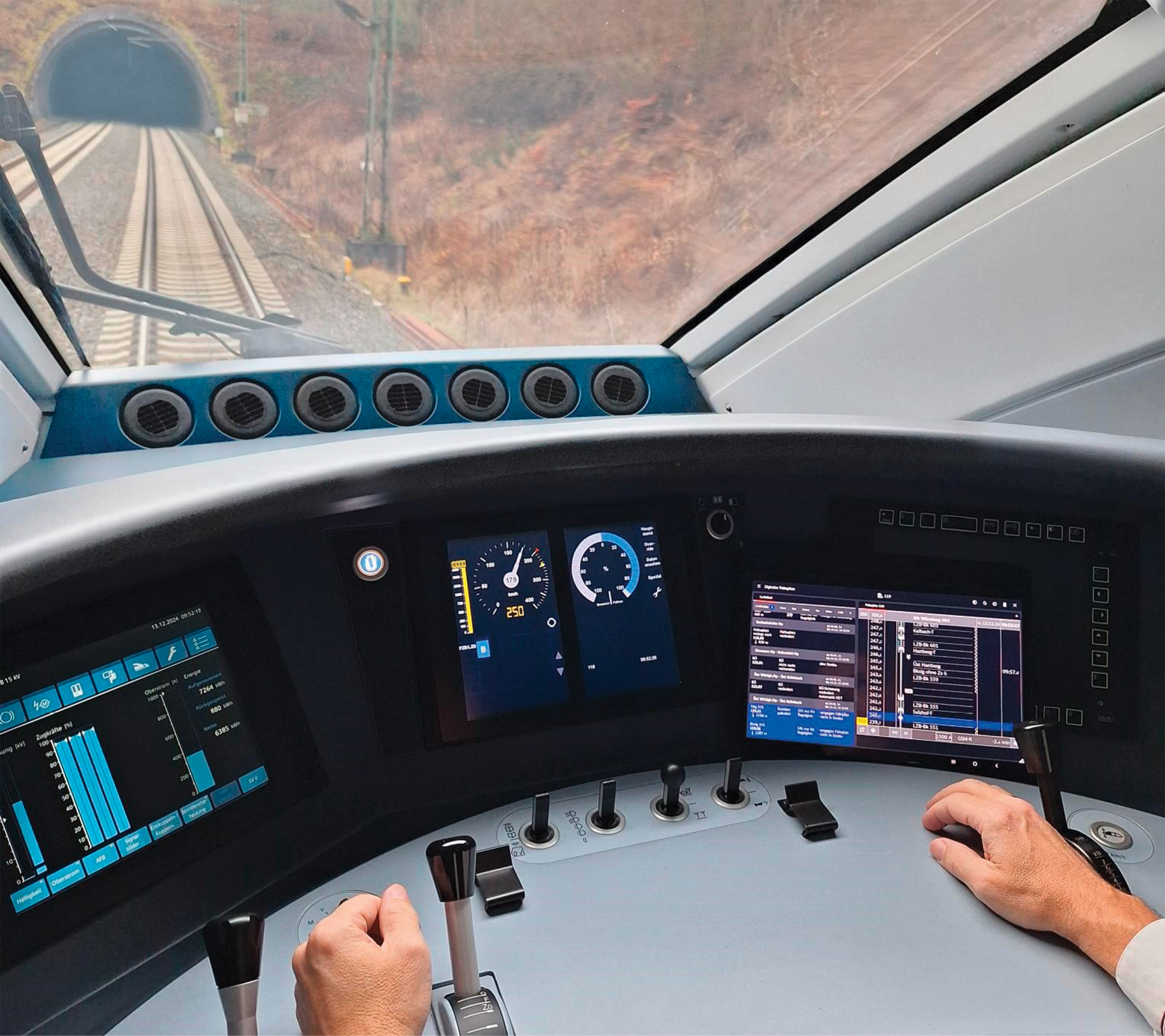 Digitaler Fahrplan auf dem Führerraum-Pult