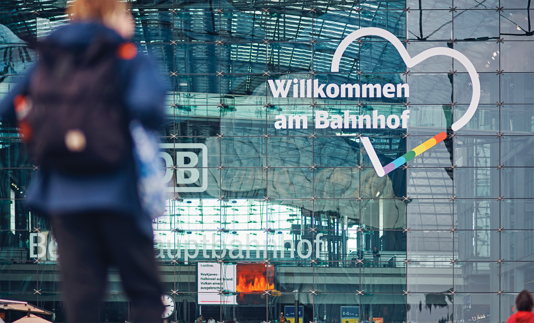 „Willkommen am Bahnhof“ als Leitmotto der neuen Bahnhofskommunikation, hier an der Fassade des Berliner Hauptbahnhofs