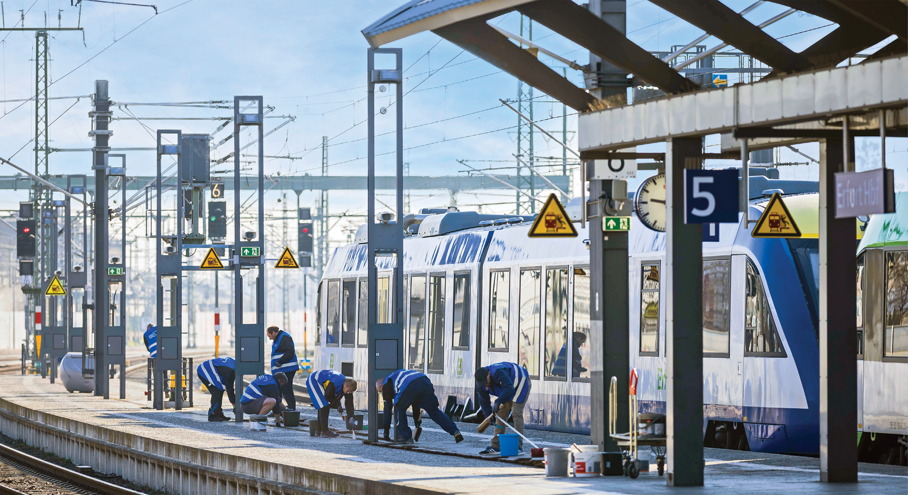Kolleg*innen der DB InfraGO AG unterstützen bei der Reinigung eines Bahnsteigs im Erfurter Hauptbahnhof