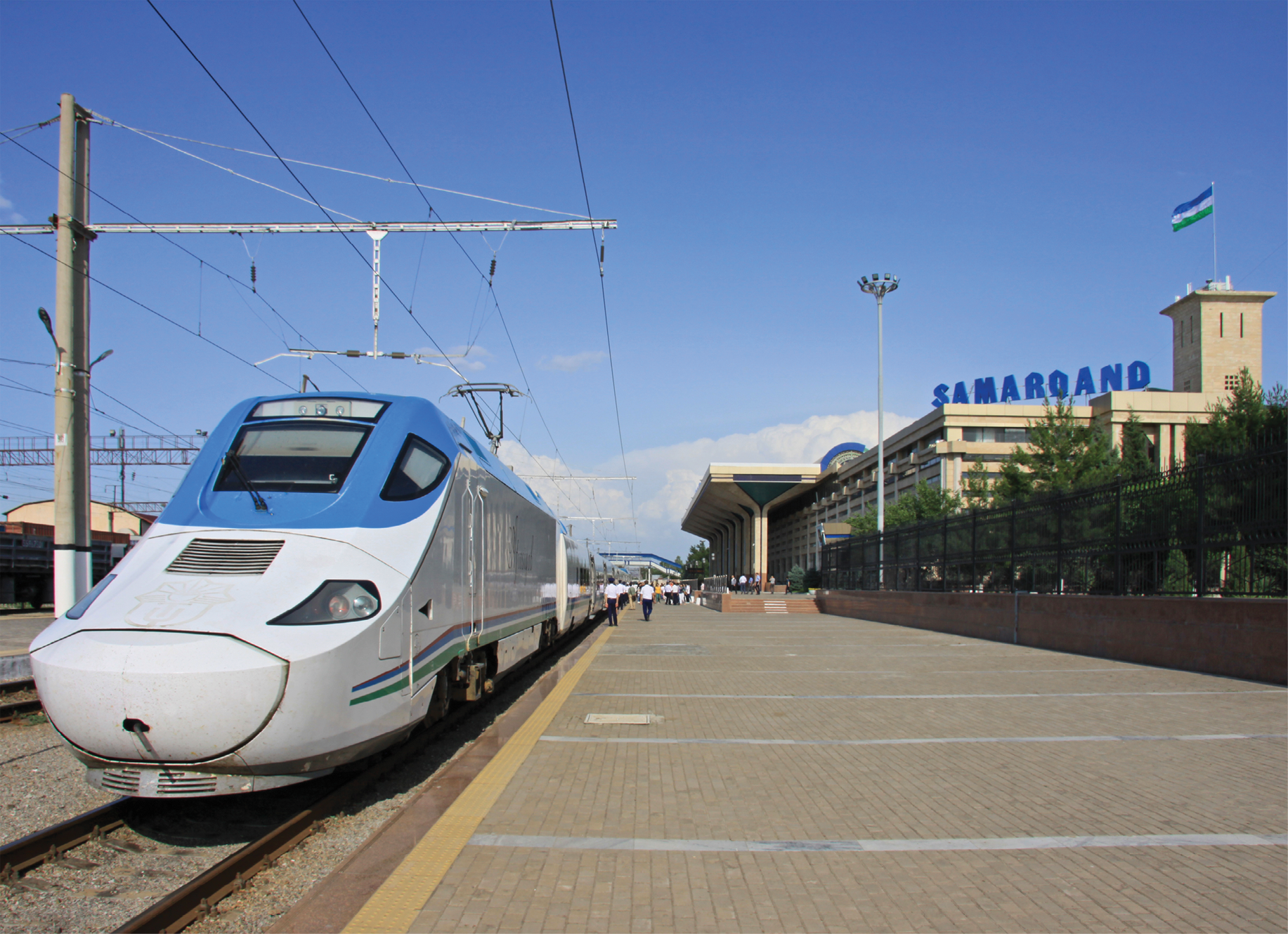 Hochgeschwindigkeitszug Afrosib im Bahnhof Samarkand