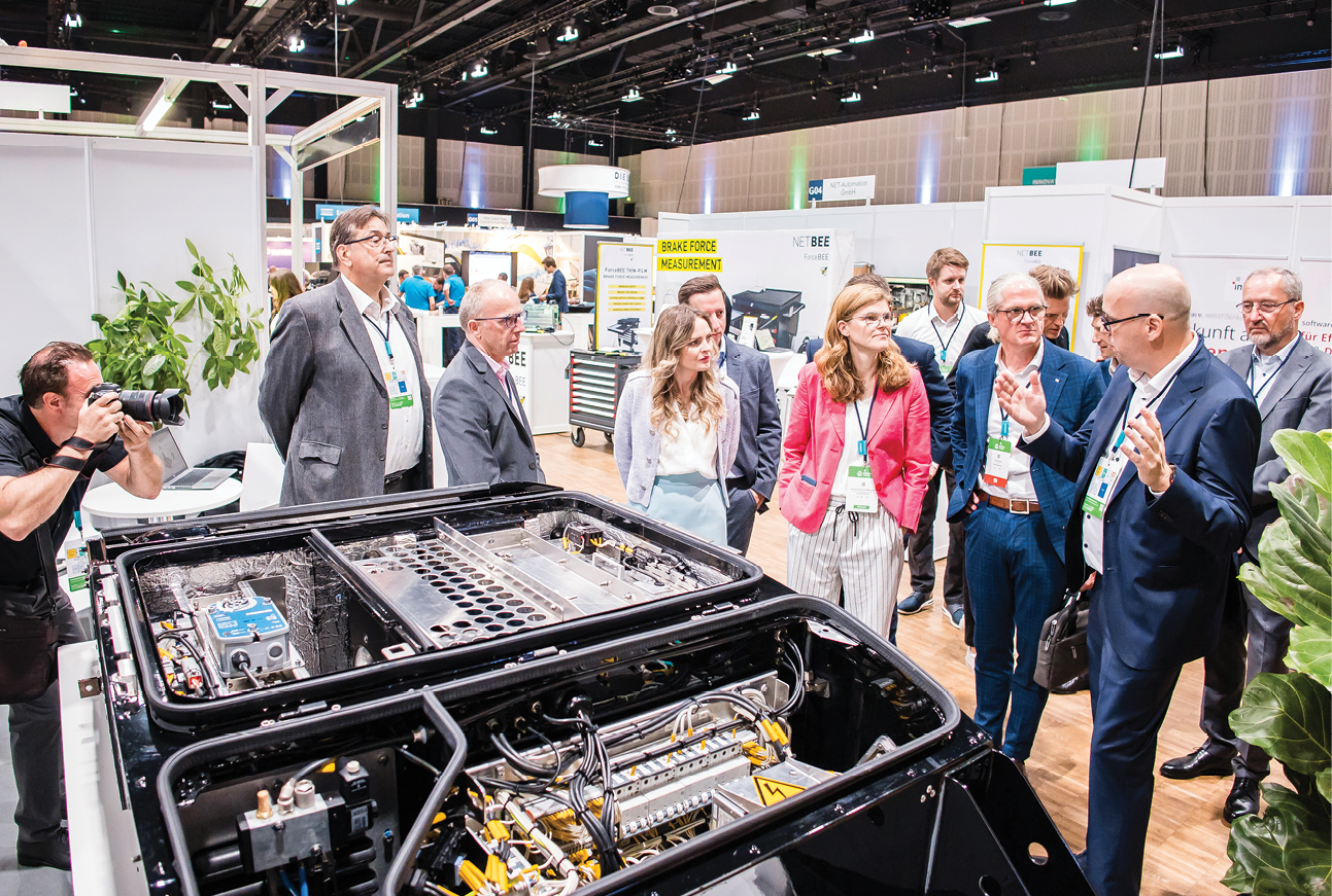 Rundgang durch die Fachausstellung des Railway Forum mit Schirmherr und Bahn-CPO Jan Grothe (2.v.r.), links daneben die DB-Managerinnen Tom Markotten und Bigdon