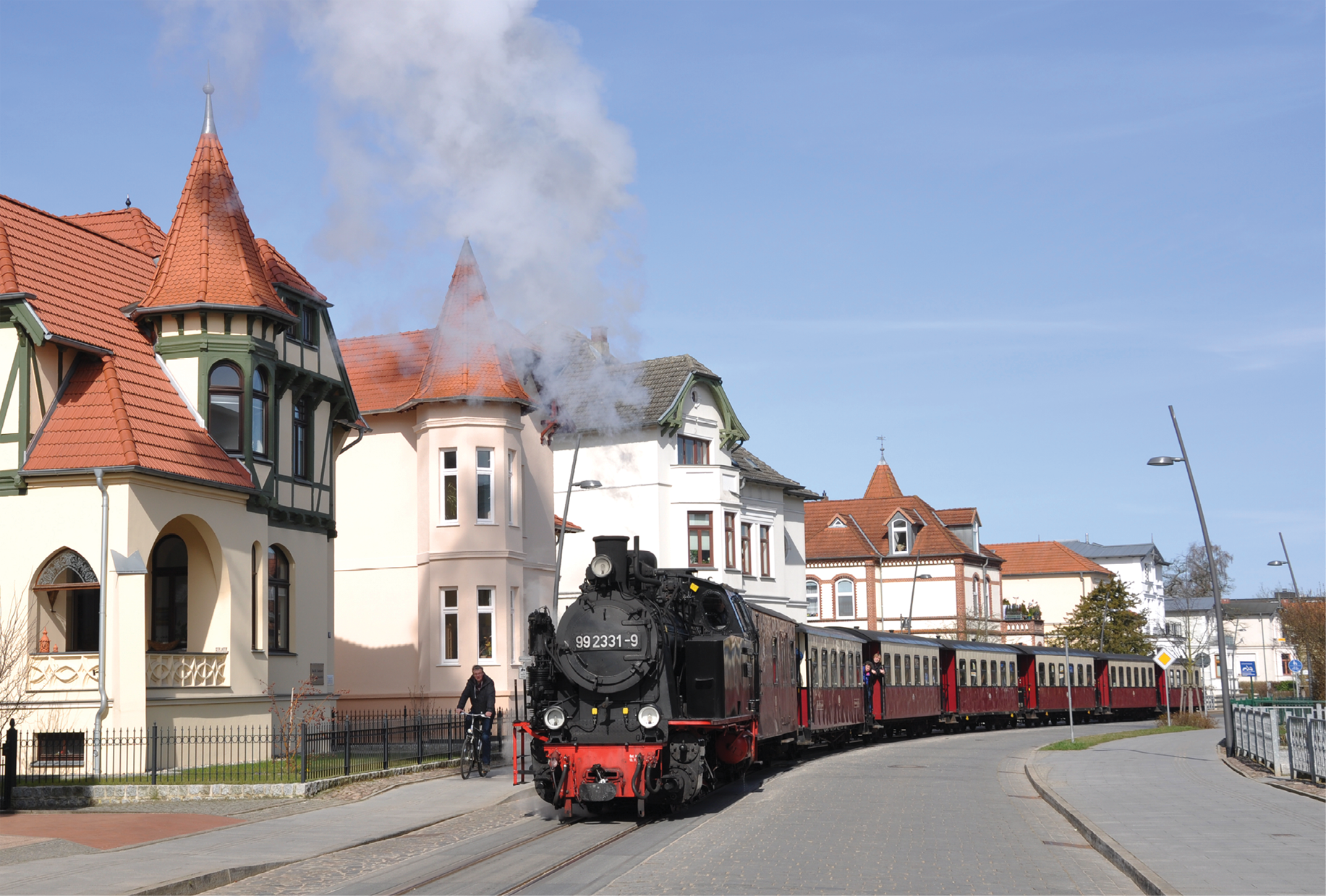 99 2331-9 befördert Zug 14619 am 26. März 2017 bei sonnigem Frühlingswetter durch die Goethestraße Bad Doberan