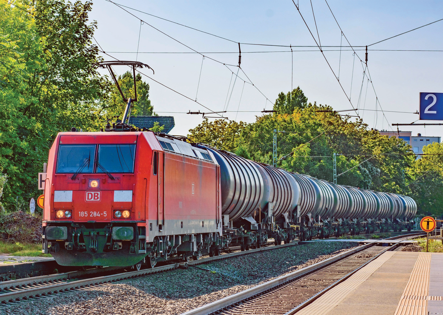 Ein Gefahrgutzug mit Kesselwagen