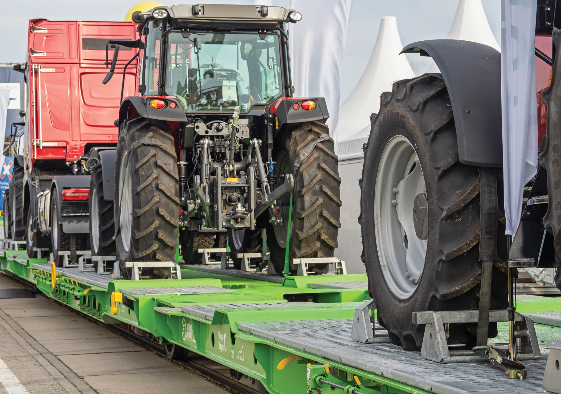 Güterwageneinheit der Gattung Laados für große und schwere Fahrzeuge
