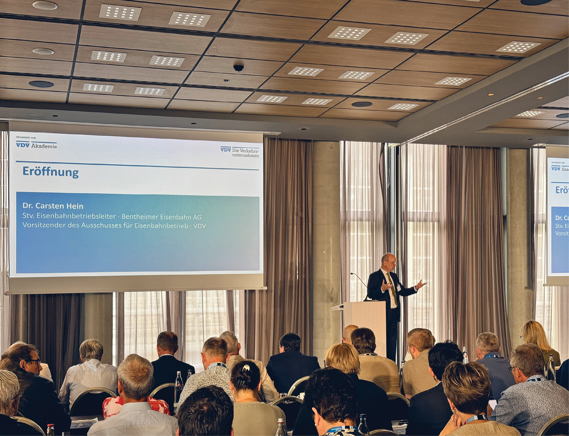 Carsten Hein begrüßt die Teilnehmenden des EBL-Kongress in Leipzig