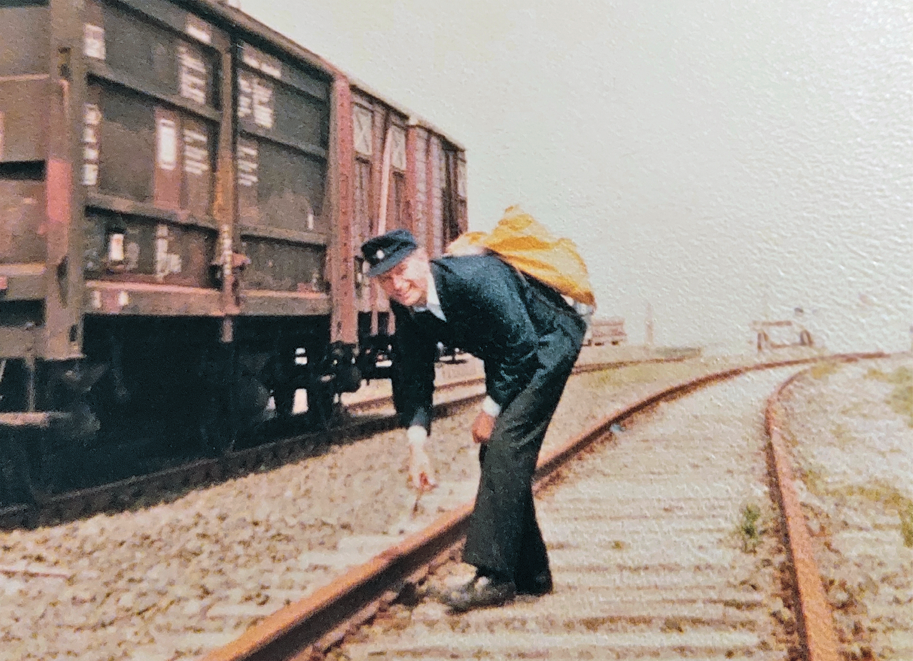 Ein Schienenwärter in Harle am Gleis 1