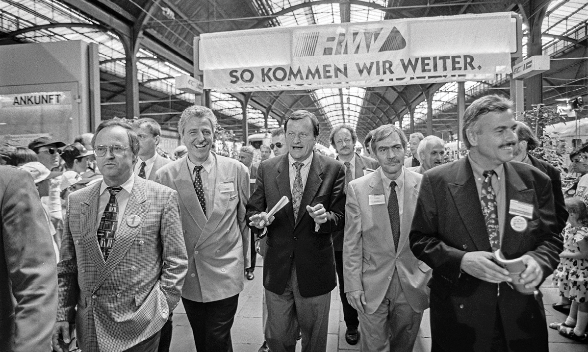 Die Gründungsfeierlichkeiten 1995 mit Ministerpräsident Hans Eichel (links) und RMVGeschäftsführer Volker Sparmann (rechts)