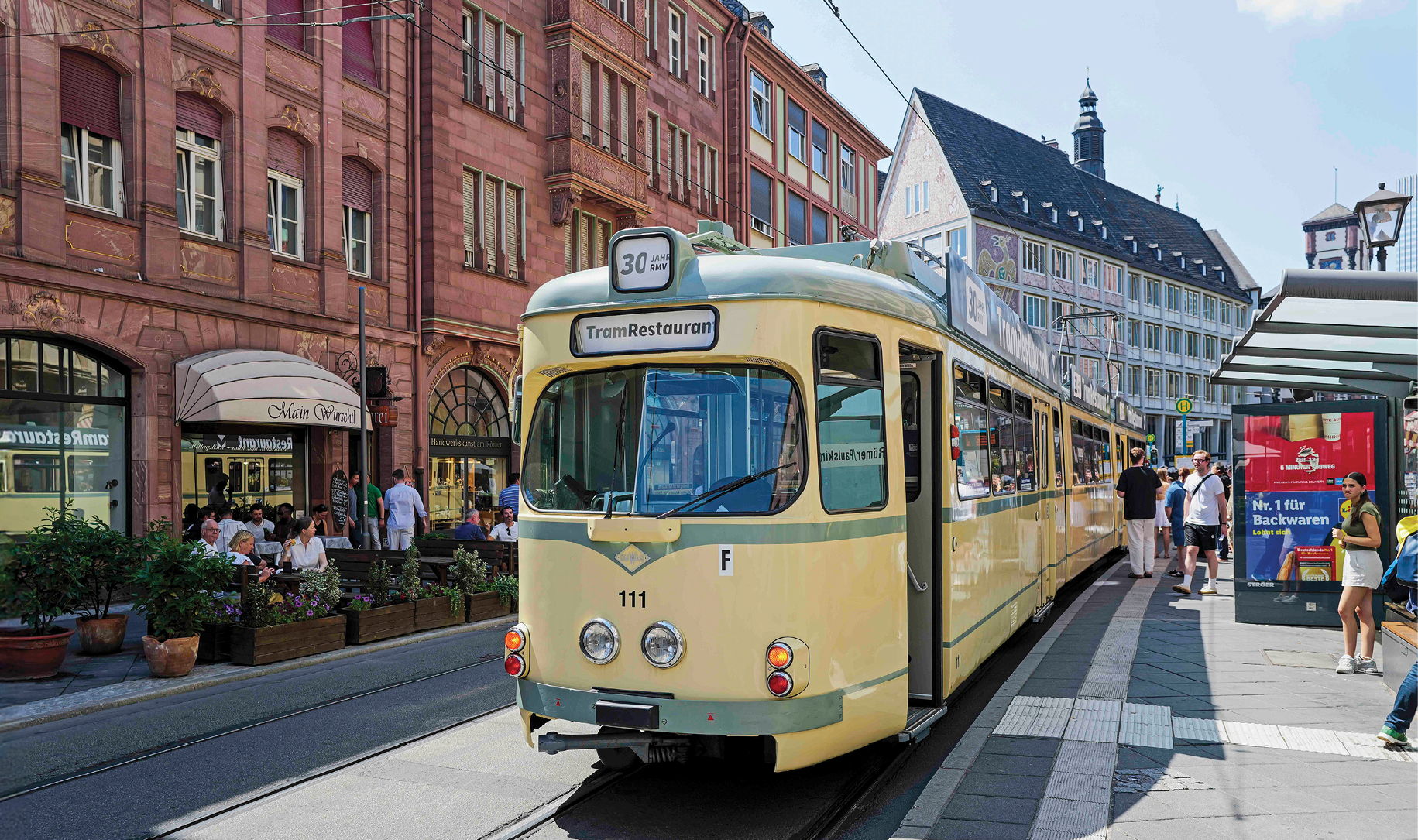 Unter anderem mit dem TramRestaurant sagte der RMV seinen Fahrgästen Danke für 30 Jahre Treue
