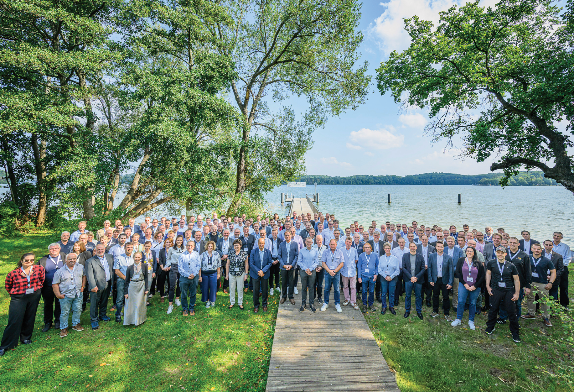 EBL-Kongress in der Idylle: Für das obligatorische Gruppenfoto postierten sich die Teilnehmenden am Ufer des Templiner Sees